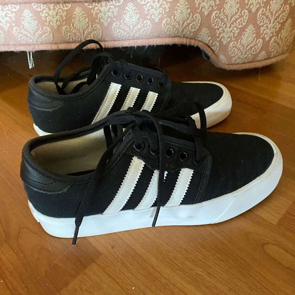 EUC Adidas sneakers